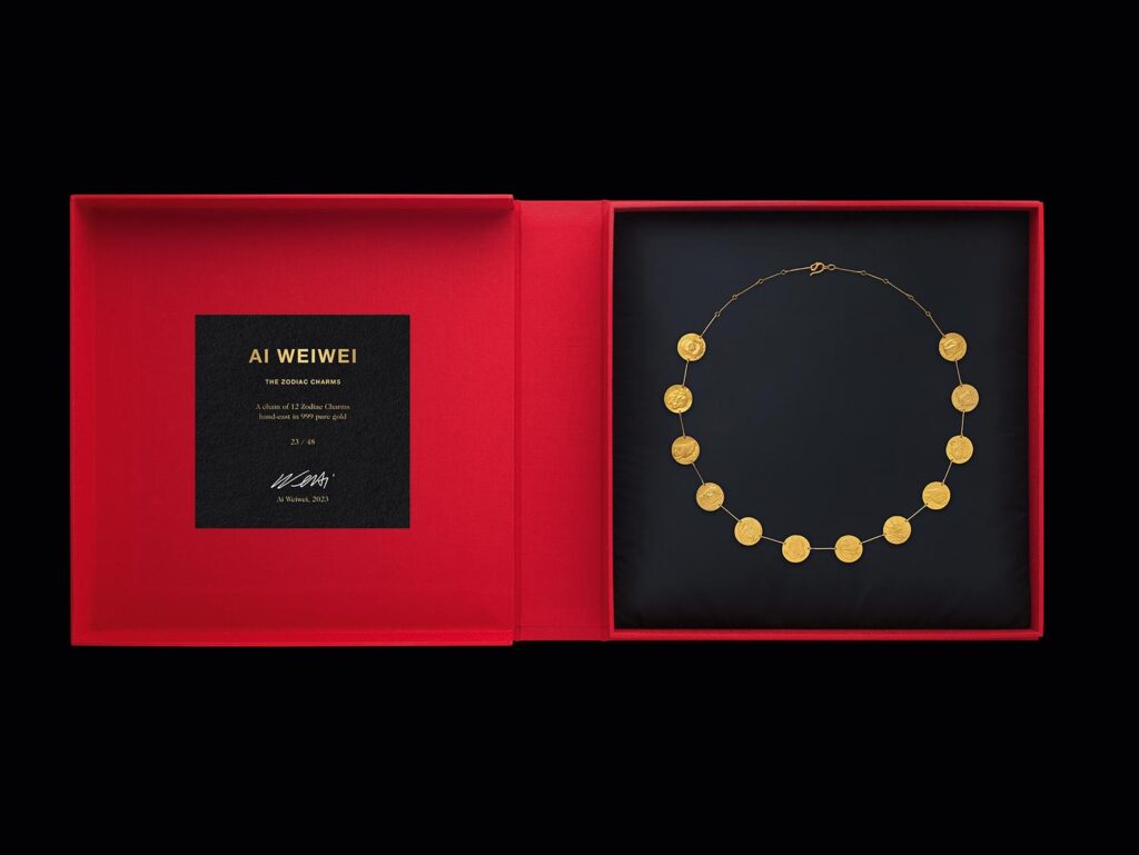 Halskette mit den  "Zodiac Charms" von Ai Weiwei in einer Schlagkassette
Foto: Taschen Verlag