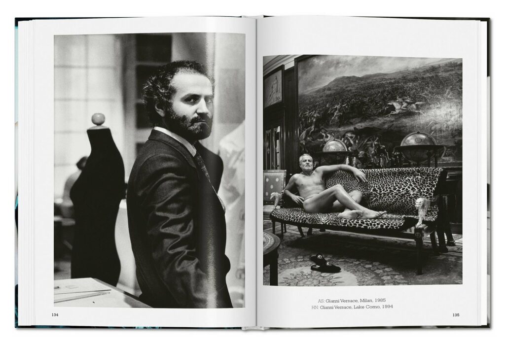 A sinistra: AS: Gianni Versace, Milano, 1985
A destra: HN: Gianni Versace, Lago di Como, 1994
© 2023 Fondazione Helmut Newton, Berlino