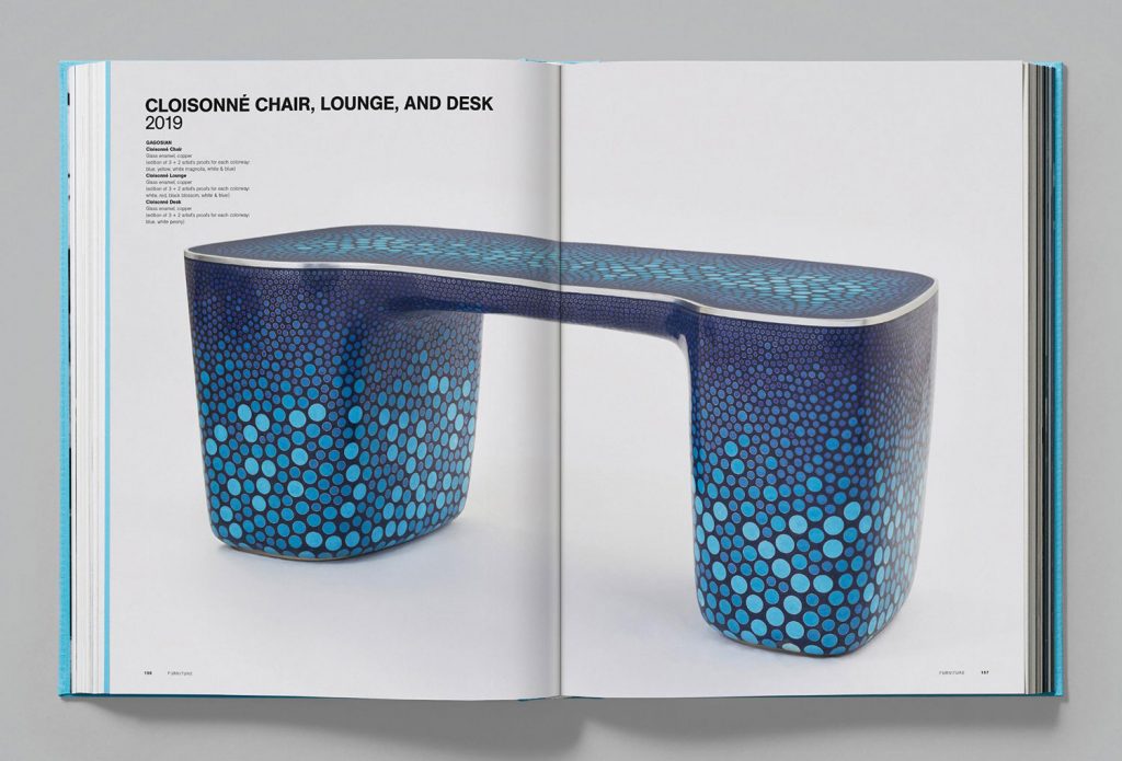 CLOISONNÉ DESK, 2019
Glasemail, Kupfer (Auflage 3 + 2 Künstlerabzüge für jede Farbvariante: blau, weiße Pfingstrose)
© Marc Newson