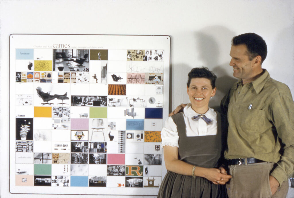 Das Paar mit einer Tafel, die für das American Institute of Architects angefertigt wurde, 1957. 
© Eames Office LLC.jpg