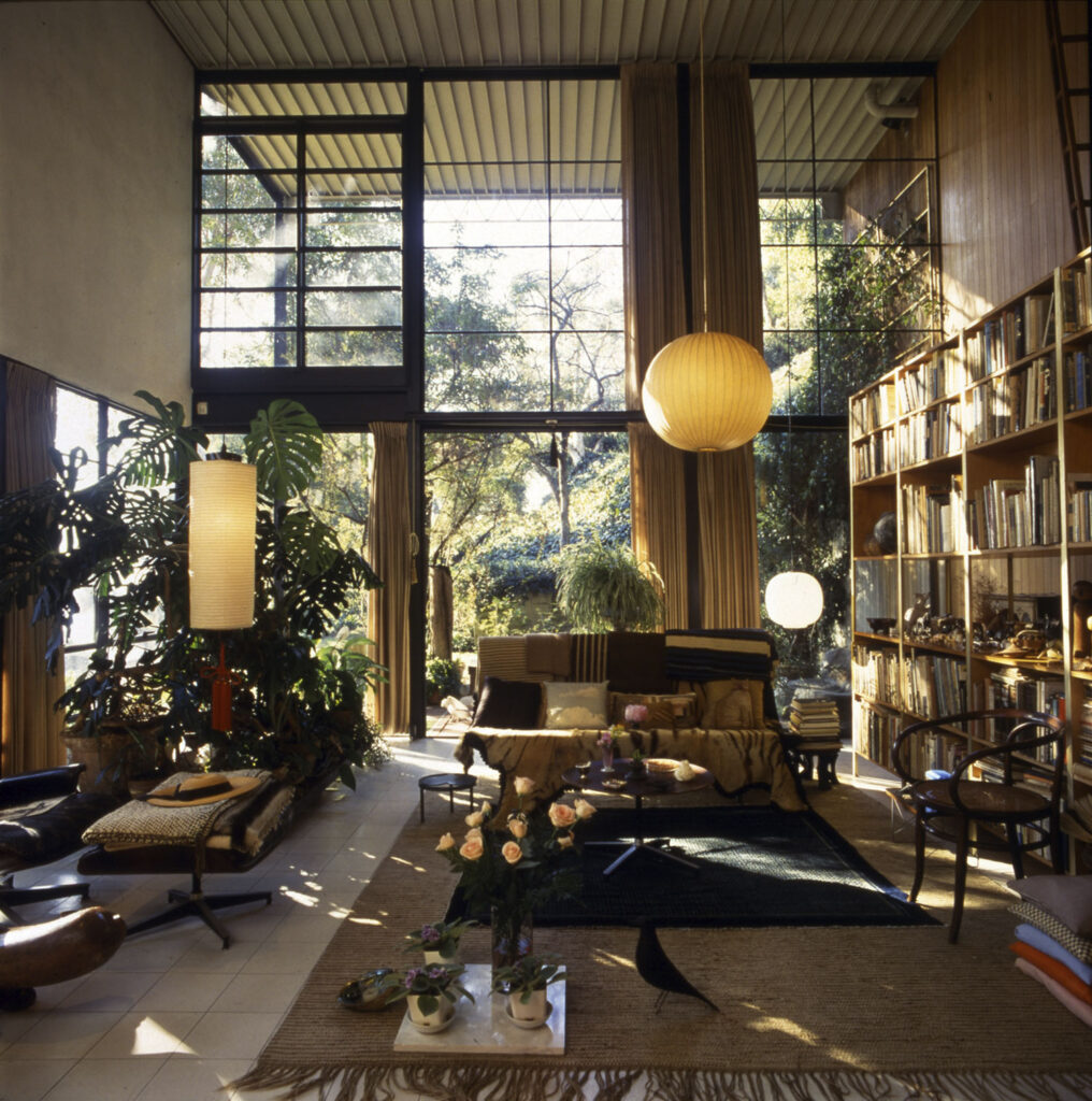 Wohnzimmer im Eames House. Foto Antonia Mulas.
 © Eames Office LLC.jpg