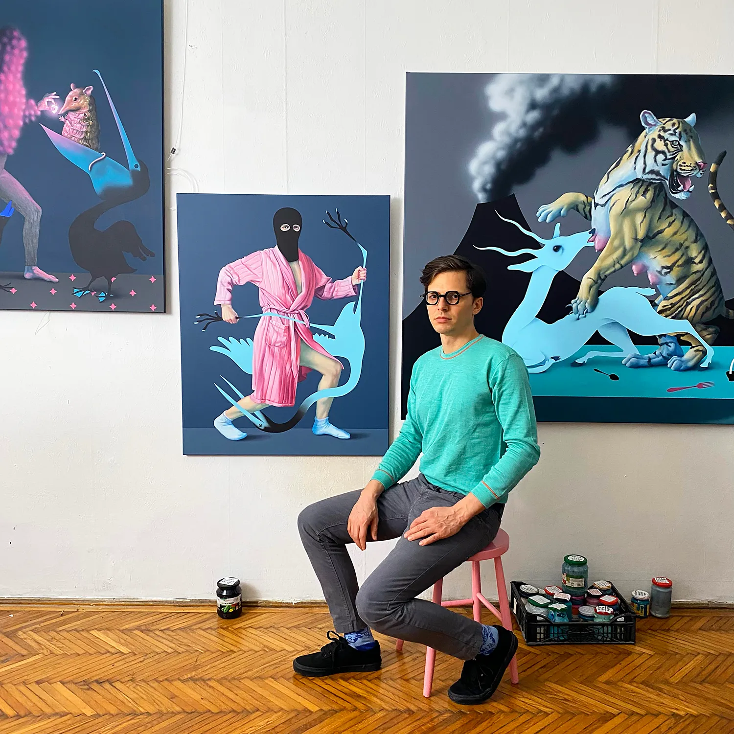 L’artiste Máté Orr dans son atelier, entouré de ses œuvres récentes, oscillant entre récit surréaliste et symbolisme pop-culturel © Máté Orr