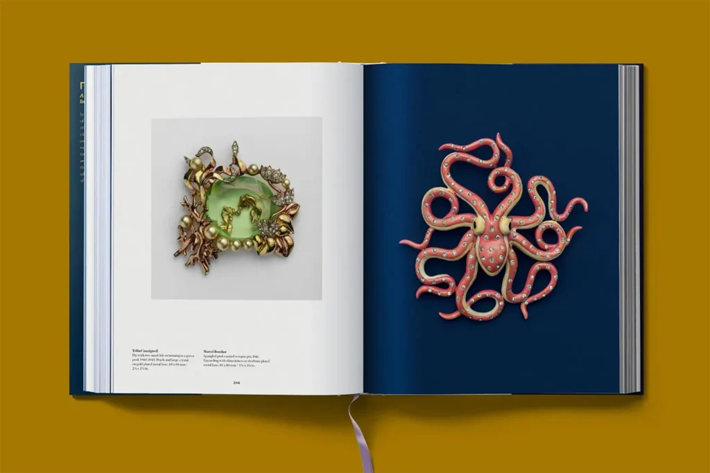 Double page de “Costume Jewelry” avec une broche sculpturale ornée d’une pierre verte 
et une broche pieuvre de couleur corail. 
© Taschen Verlag